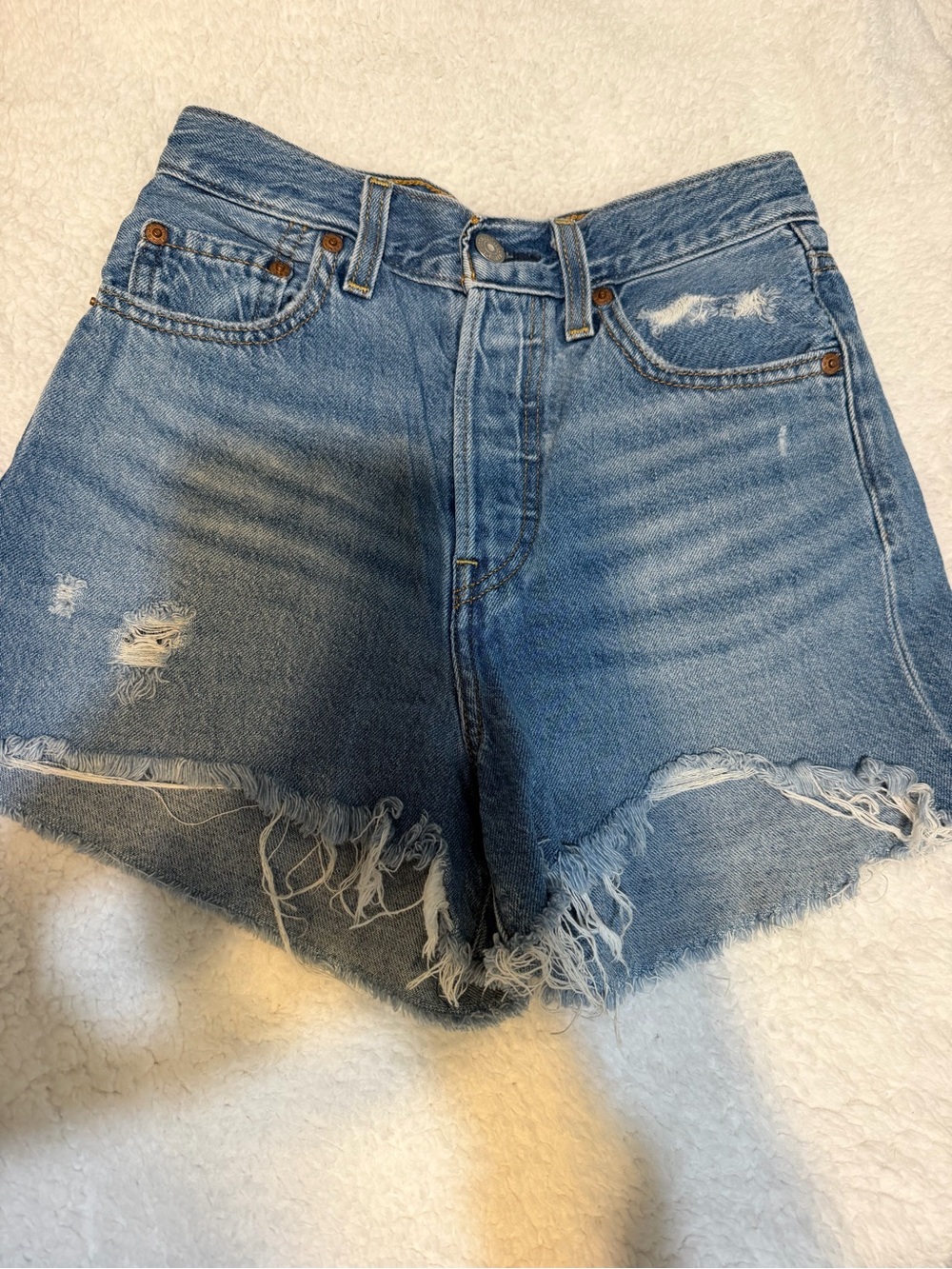 Size 25 ribcage Levi shorts